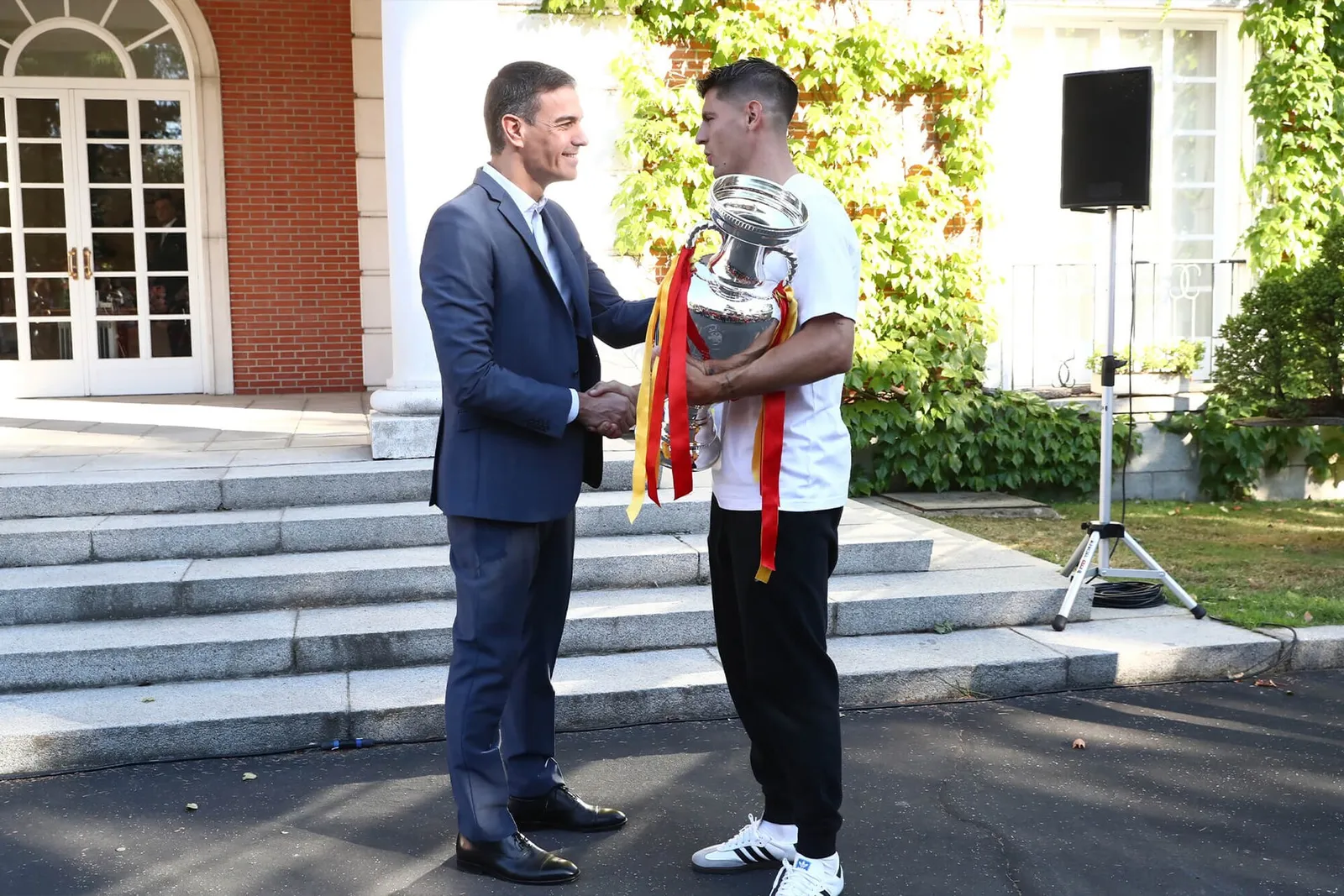 Spain's national team celebrating their Euro 2024 title with Prime Minister Pedro Sánchez