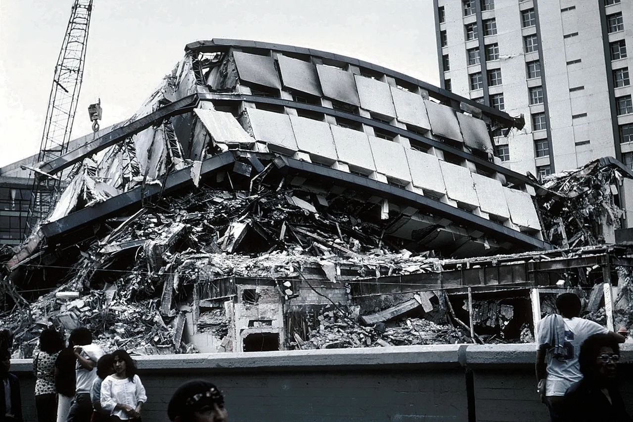 A collapsed apartment complex after the 1985 Mexico City earthquake.