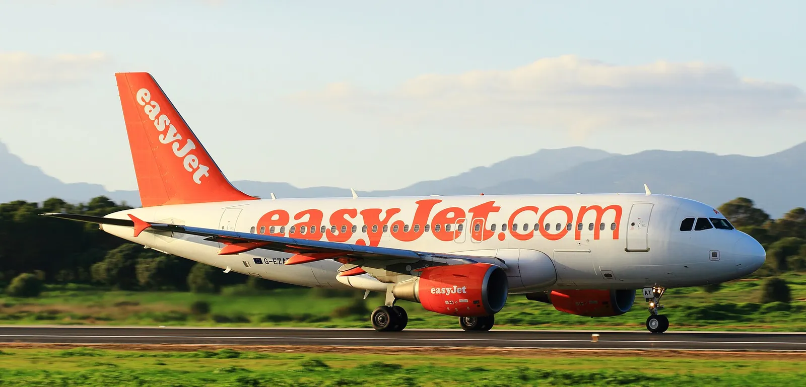 An easyJet Airbus A319.