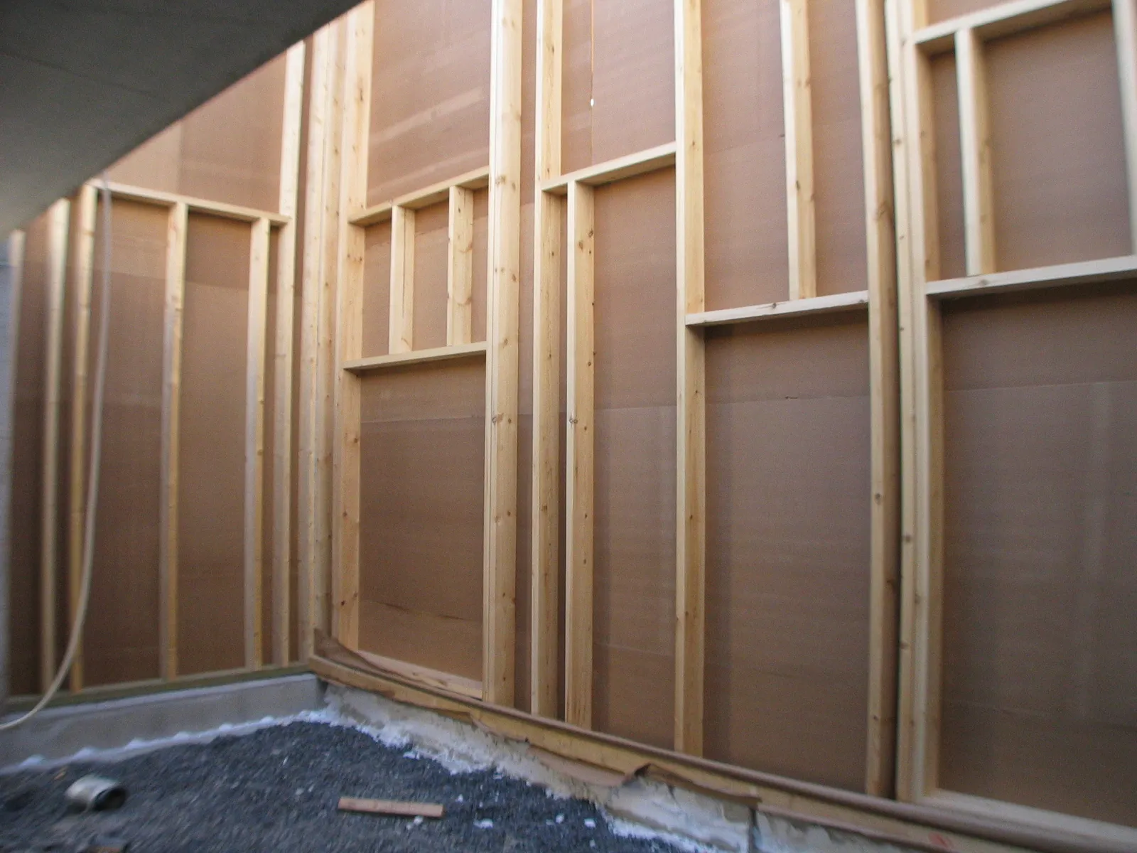 A house under construction with its wooden frame exposed.