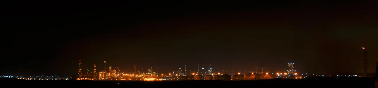 A Saudi Aramco refinery complex in Saudi Arabia at night.